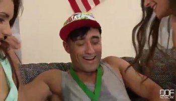 Amateur glamor girl spreads her legs for steamy twat hammering